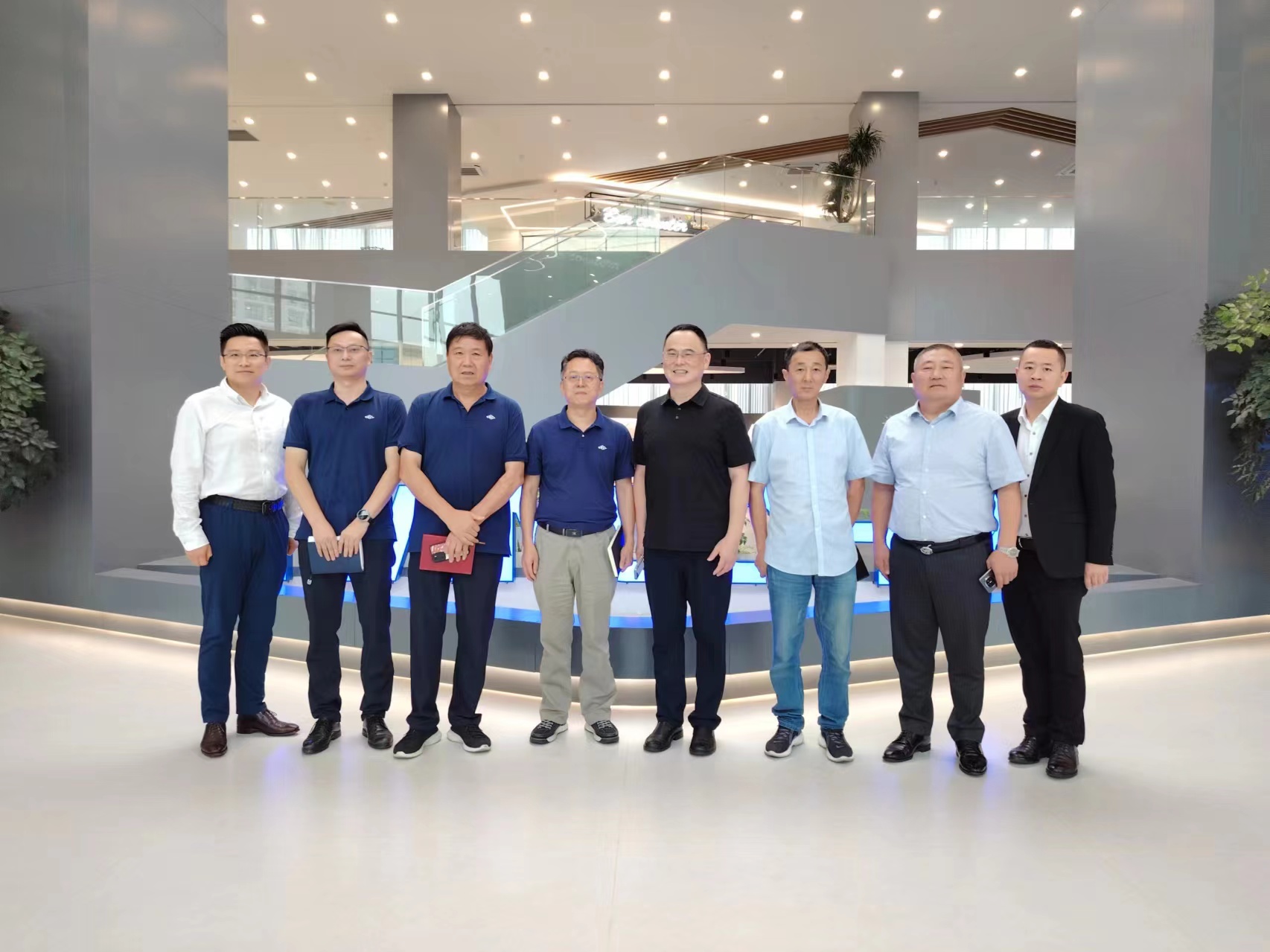 博采眾長(zhǎng) 共謀合作新篇章——天津震翔董事長(zhǎng)張震生先生、杭州熱聯(lián)集團(tuán)高級(jí)副總裁、中金協(xié)風(fēng)險(xiǎn)管理專委會(huì)會(huì)長(zhǎng)勞洪波先生受邀參觀杭叉集團(tuán)